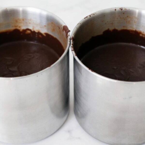 découvrez la meilleure méthode pour faire fondre du chocolat facilement : bain-marie ou micro-ondes, conseils et astuces pour un résultat parfait.