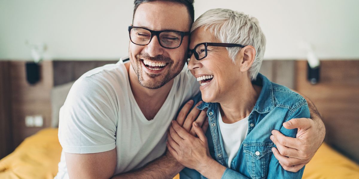 Vivre une histoire d'amour avec un homme plus jeune : entre expériences inédites, défis audacieux et avantages surprenants